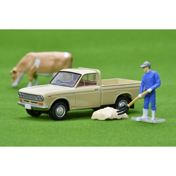 Cargue la imagen en el visor de la galería, Tomica LV-195d 1/64 Datsun 1300 Camión Marrón Claro con Figura Diecast
