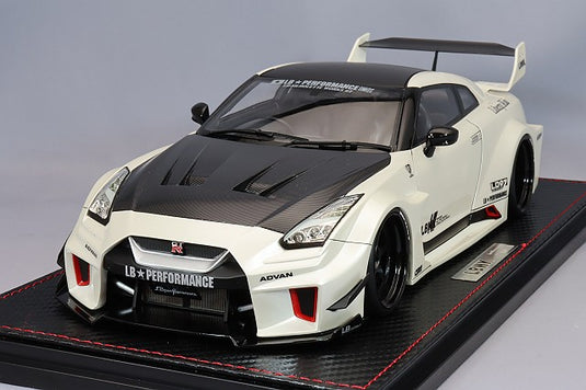 Modelo de encendido 1/18 LB Silhouette Works GT Nissan 35GT-RR White &amp; Ms. Chisaki Kato Figura pedido especialMC-IG2358