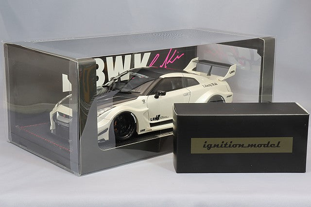 Chargez l&#39;image dans la visionneuse de la galerie, modèle d&#39;allumage 1/18 LB Silhouette Works GT Nissan 35GT-RR Blanc et Mme Chisaki Kato Figure commande spécialeMC-IG2358
